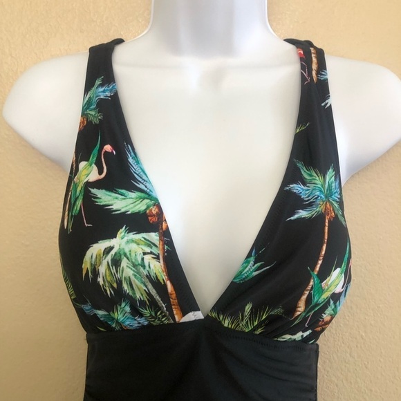 CUPSHE Women’s Tropical Deep V-Neckline Strappy Back Rushing One Piece Swimsuit - Picture 4 of 10